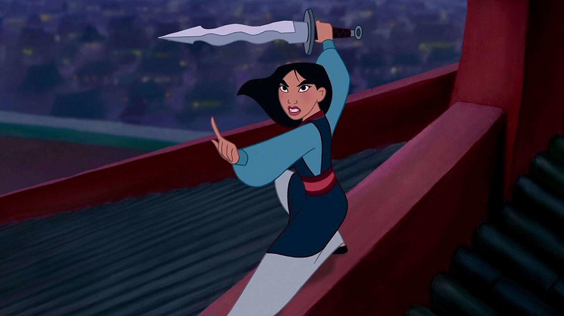 Mulan com uma expressão brava apontando uma espada